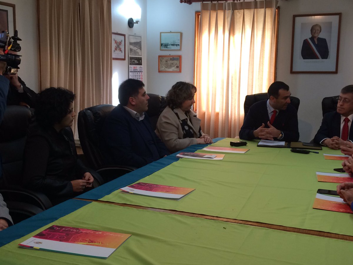 gladysa9's tweet photo. Firma convenio de colaboración entre Municipios de Castro y Puerto Montt que favorece a la atención primaria de salud https://t.co/xXxAtbWLRK