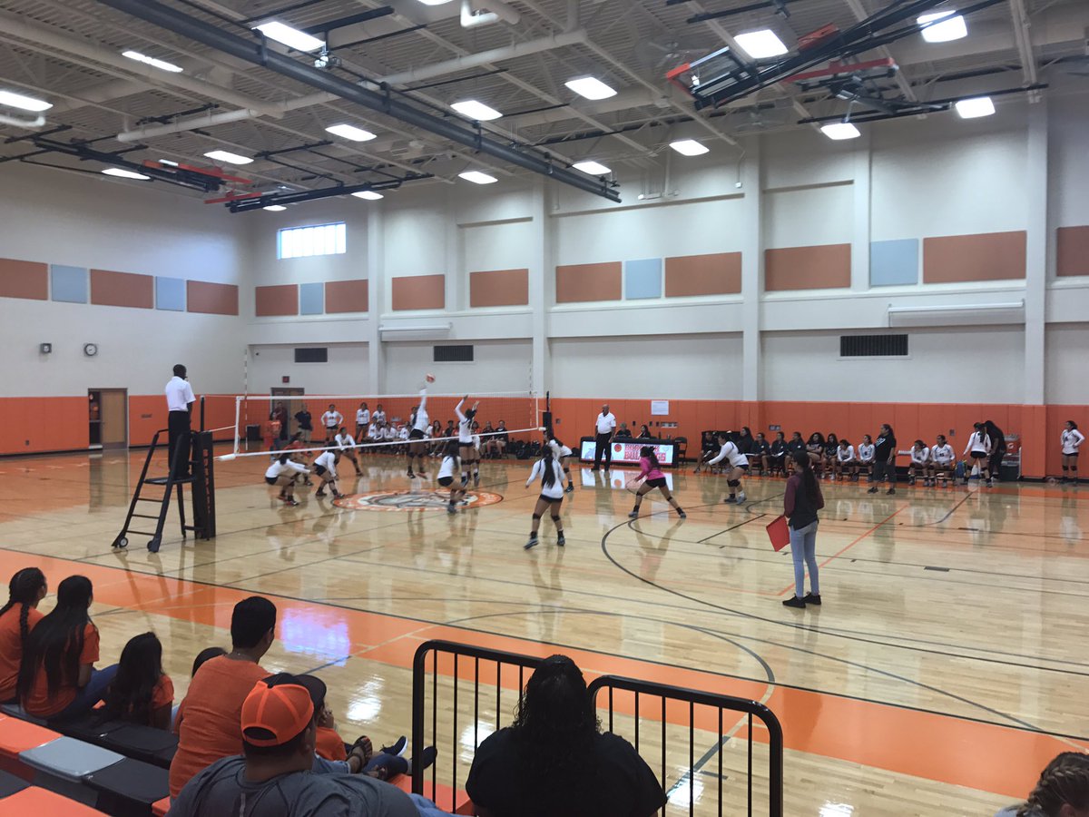 SnapRaise_SATX's tweet photo. Burbank VB taking care of business against Eagle Pass!!  @SA_Sports @SAISDAthletics https://t.co/HPTL2B06yX