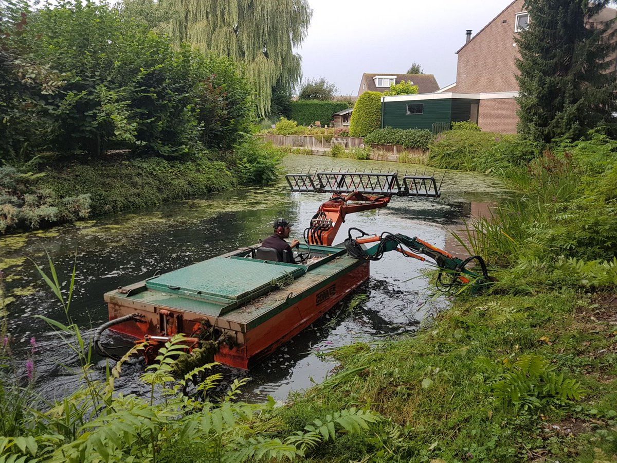 JoshuaJonkers's tweet photo. Afgelopen week is @btlrealisatie begonnen met het uitvoeren van het onderhoud van de watergangen in de gemeente Nijmegen e.o. https://t.co/TIyl74gnzT