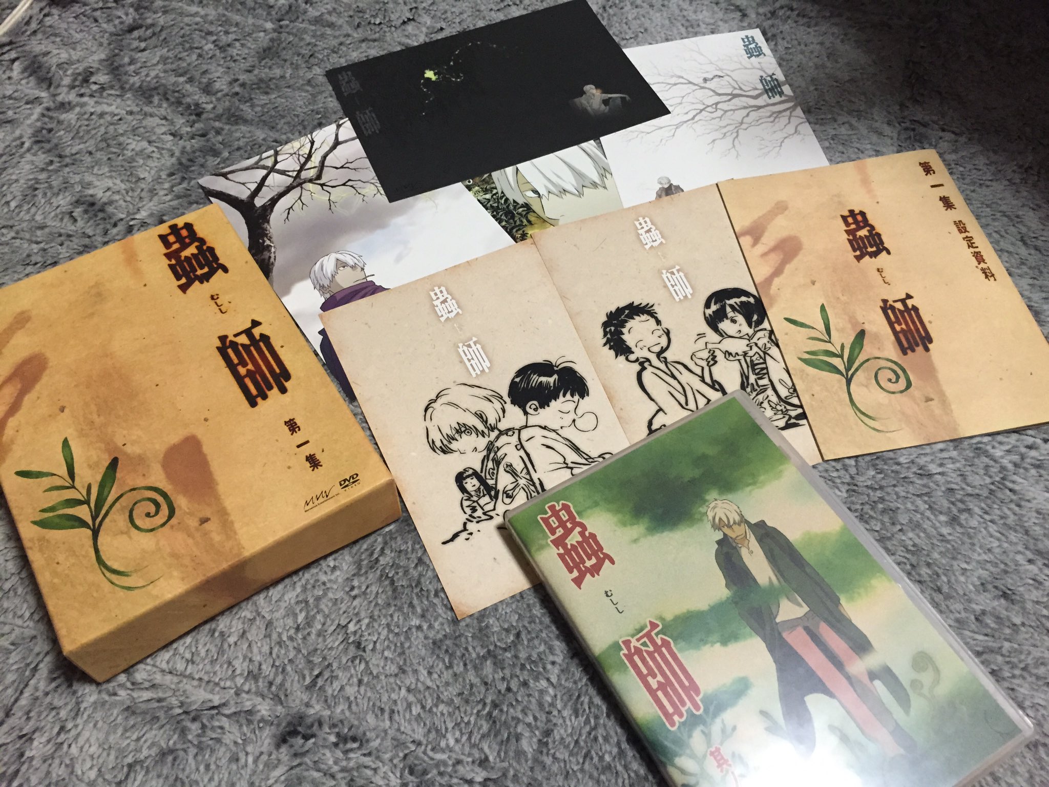 金竟嘉音 衝動買い 蟲師 初回限定特装版 第一集 特典 Dvd 2枚 設定資料集 ポストカード 注目の2枚 全体通して好きなキャラ 右 五百蔵しんらと廉子ばあちゃん 年の差萌え 左 スイとビキ スイちゃんかわいい パッケージ裏