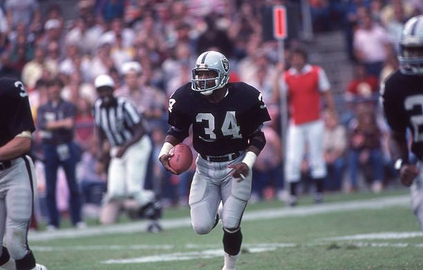NFLMAVERICK's tweet photo. Happy birthday to former #Raiders PR-KR Greg Pruitt, August 18, 1951.
A Super Bowl XVIII champion, Pro-Bowler. https://t.co/4zK2huR01w