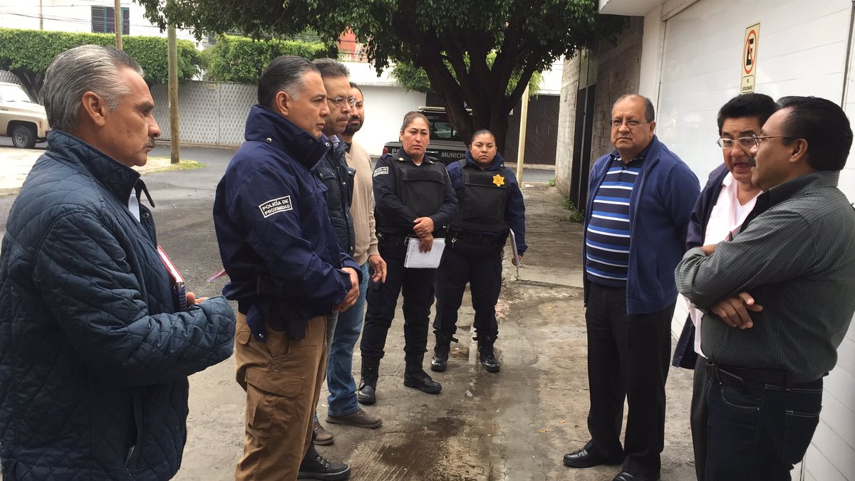 SSPMQueretaro's tweet photo. El #SSPMQ Juan Luis Ferrusca efectúa recorrido con colonos de Las Campanas; Policía de Proximidad da seguimiento a acciones conjuntas https://t.co/Uo6DcnkIeK