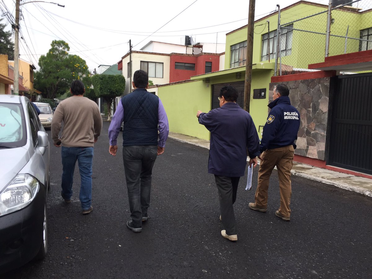 SSPMQueretaro's tweet photo. El #SSPMQ Juan Luis Ferrusca efectúa recorrido con colonos de Las Campanas; Policía de Proximidad da seguimiento a acciones conjuntas https://t.co/Uo6DcnkIeK