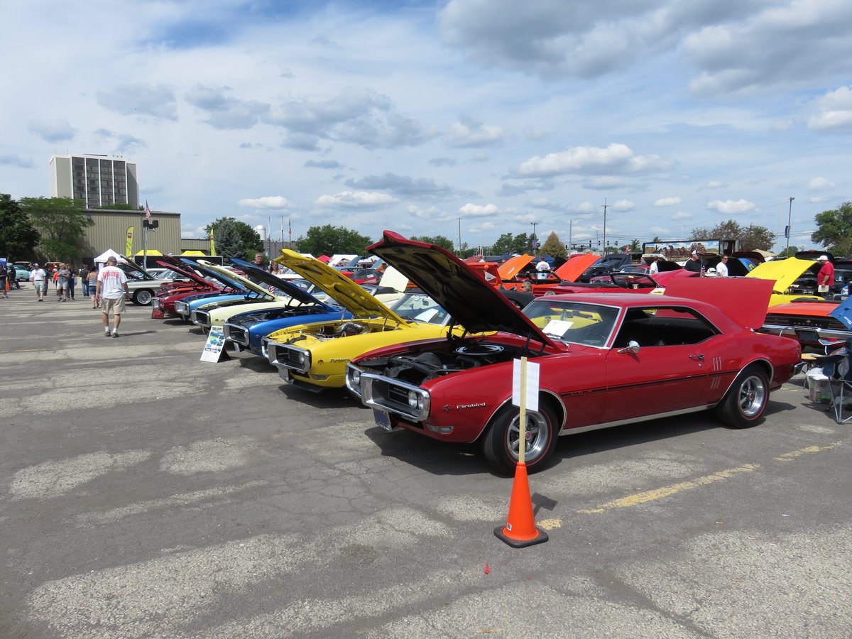 GiveMeAProject's tweet photo. #FirebirdFriday a group of '68s #CruisinTigers #IndianUprising last weekend #carshow https://t.co/b6yWxu50pp
