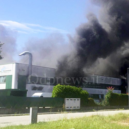 #Vidor, a fuoco la Vidori servizi ambientali: sul posto Vigili del fuoco, forze dell'ordine e Pronto soccorso qdpnews.it/index.php/vido…
