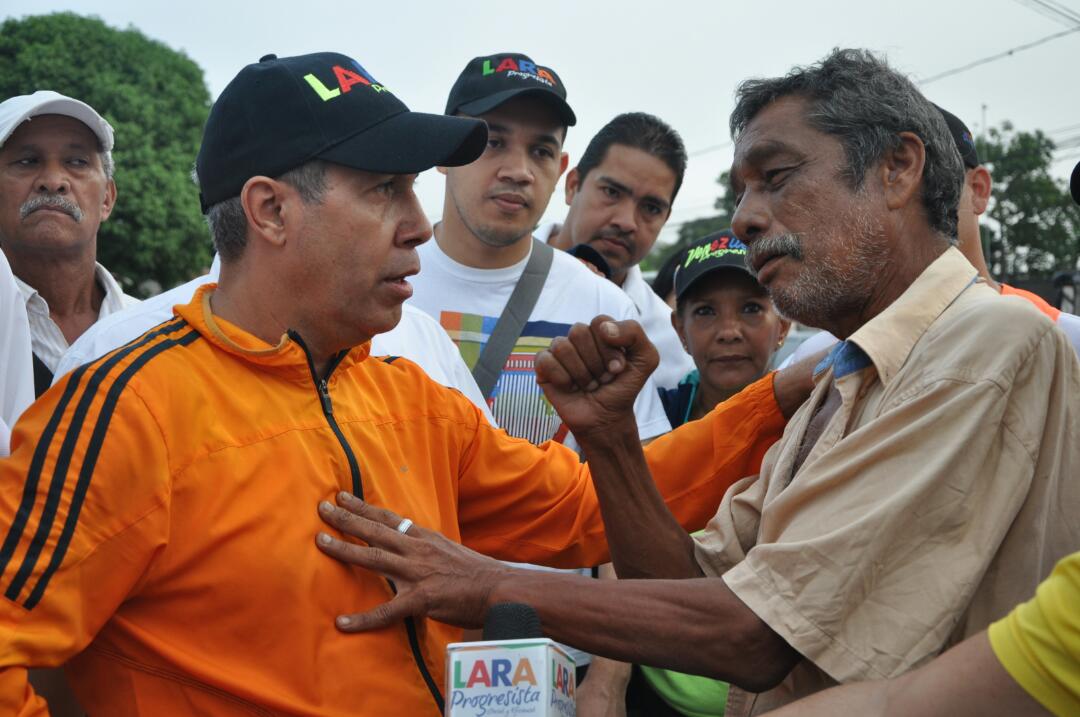MilagrosMatos18's tweet photo. Yo voto por @HenriFalconLara porque es un hombre solidario, de puertas abiertas e incansable en su labor social #HenriRepite https://t.co/7tFWlU5qOJ