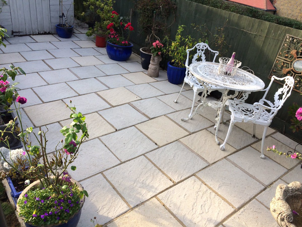 When we say we can make your driveway, path or patio look like new we aren't kidding! Look at this beauty in Westerham from yesterday 👌🏻