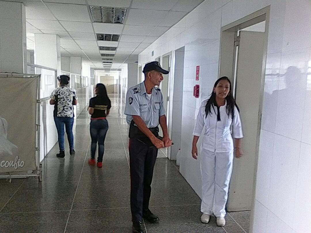 IkaiLedezma's tweet photo. Seguridad Física de Instalaciones Públicas presencia Policíal perímetro interno del Hospital Central de Barquisimeto https://t.co/JFdksQ78SI