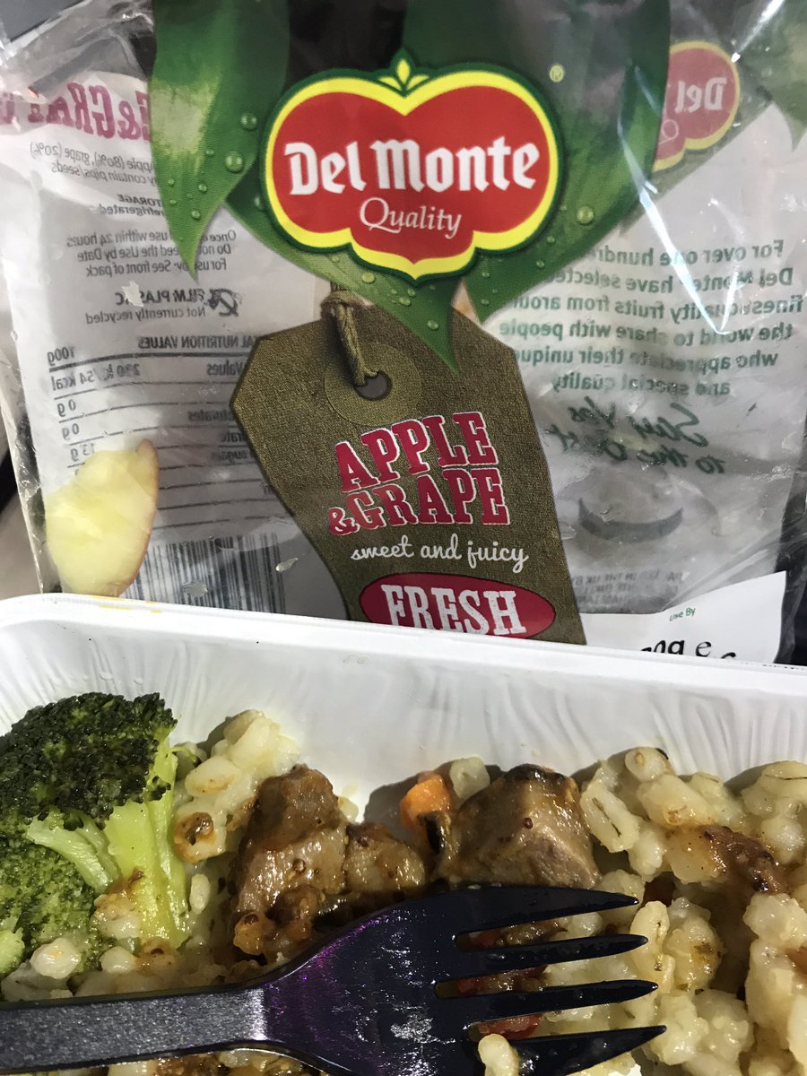 Dobcsek's tweet photo. Dear @British_Airways , I think with a profit of £2.3 billions, it's time to start serving decent food on board #BA #thefuckisthat https://t.co/1tN23w1Akg