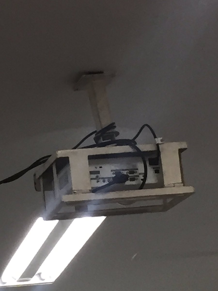 katty_jp93's tweet photo. @upbcolombia @graficoupb #Medellin deberían arreglar esto, (son sólo 2 tornillos 😡) en vez de esperar a que pase algo.... 🤦🏽‍♀️😵 https://t.co/IyCQfOcrkY