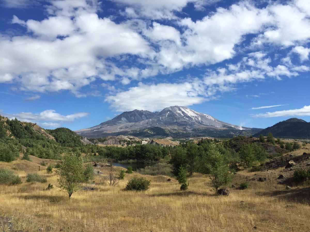 MikeJ_Stock's tweet photo. What a beauty! Fantastic mid-conference trip at #IAVCE2017 led by amazing @USGS scientists! #MountStHelens #thatsabigvolcano https://t.co/LNa9wVUaLa