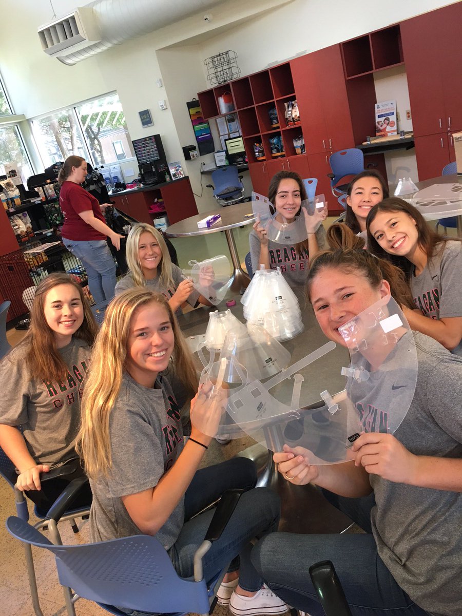 reaganwayrhs's tweet photo. Cheerleaders volunteer at Humane Society #wearereagan #reaganway https://t.co/qh81tUNS3h
