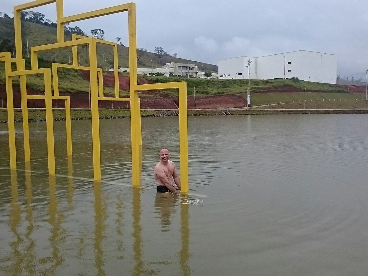 The artist and his art. Leonardo Bueno in Itajubá.