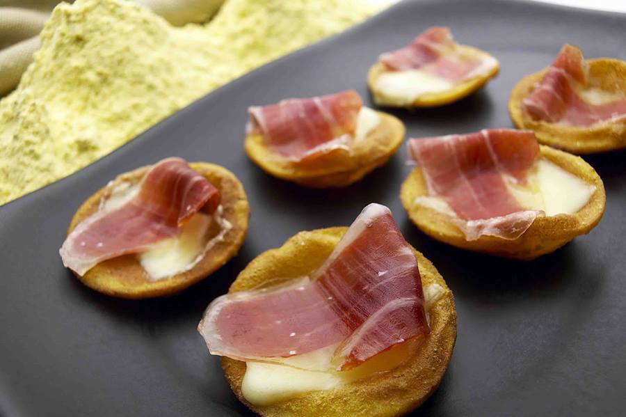 Capilecatering's tweet photo. ¿Verdad que apetecen estos tortinos de maíz con queso y jamón ibérico? ¡¡¡Que paséis buen fin de semana!!! 😋😋😋 #cocinaasturiana #tradicional https://t.co/XDOKKrrfLP