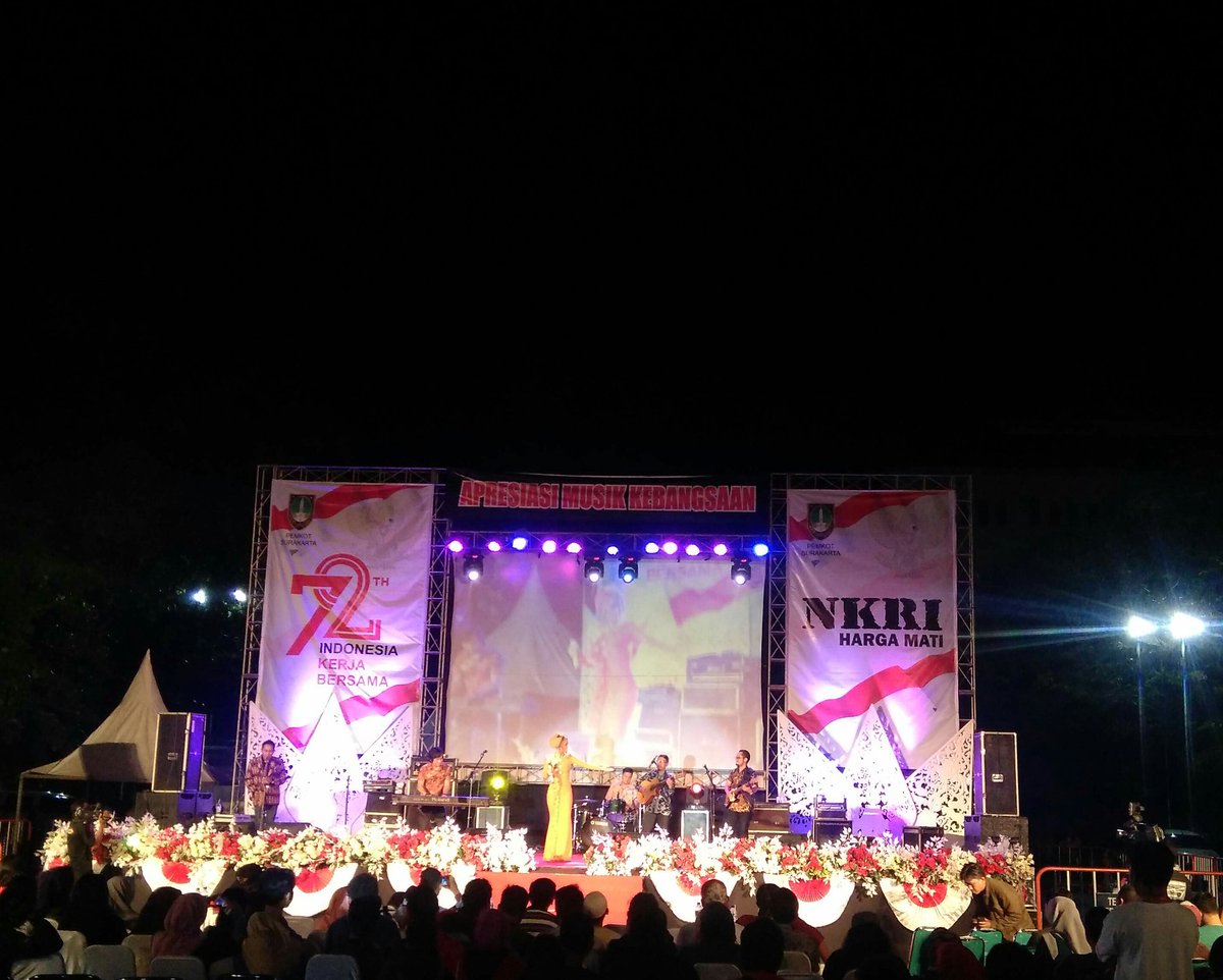Dan di pamungkas ada penampilan Inna Kamarie feat Zaro De Vega di #ApresiasiMusikKebangsaan #AMKSolo2017