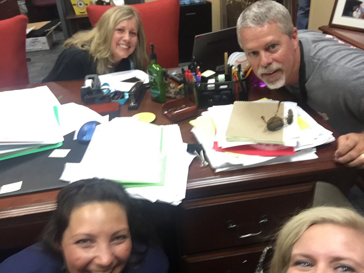 Baker_READ's tweet photo. Scavenger Hunt @DoerreKISD #principalsdesk #teacheroftheyear #currentstudent #nativeamerican #teamtaco @SallyB_LSSP @cmckinneydoerre https://t.co/MrxX1zvDOa