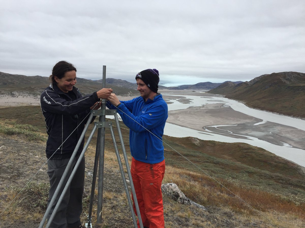 <a href="/TWMockford/">Tom Mockford</a> and @maj_vanS setting up a DustTrak which will monitor  dust coming from the Sandflugtdalen (sand-blown valley) #DustyLakes