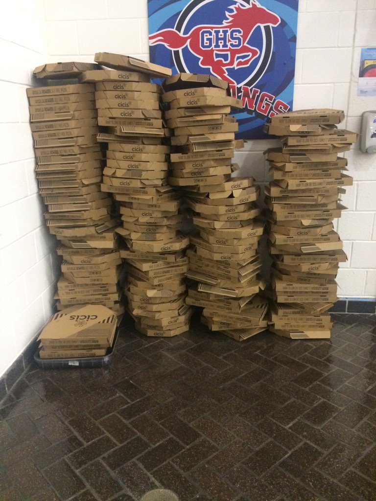 JaneRose50's tweet photo. How many pizzas do we need to feed 800 people?!? #fishcamp2017 #GHSUnity @gvinestuco 🍕🐴🍕🐴🍕 https://t.co/vDYRmxDhiA