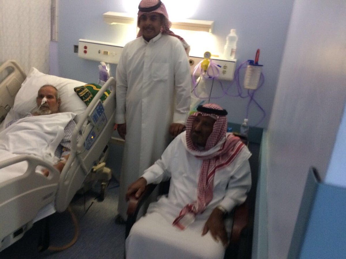 azizenet's tweet photo. الشيخ محمد بن عايض المندهه شيخ قبيلة بني عزيز ويرافقه ابنه الشيخ مقرن يزوران سعود بن صامل العزيزي بمستشفى القوات المسلحه بجده https://t.co/xA8f2RjZk7