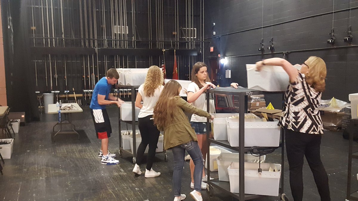 ScherrBryan's tweet photo. Elk River NHS members volunteering their time to prepare for Chromebook distribution. It's Great to be an Elk!! @ISD728 https://t.co/LtVDUQlBcT
