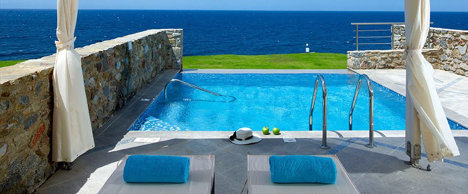 Escape to your home by the sea to relax in the lap of luxury. #luxurytravel #fridayfeeling bit.ly/2whhgcQ