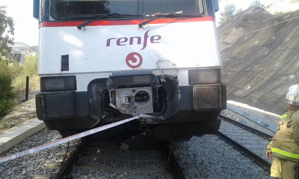 Un tren descarrilado tras chocar con una gran piedra