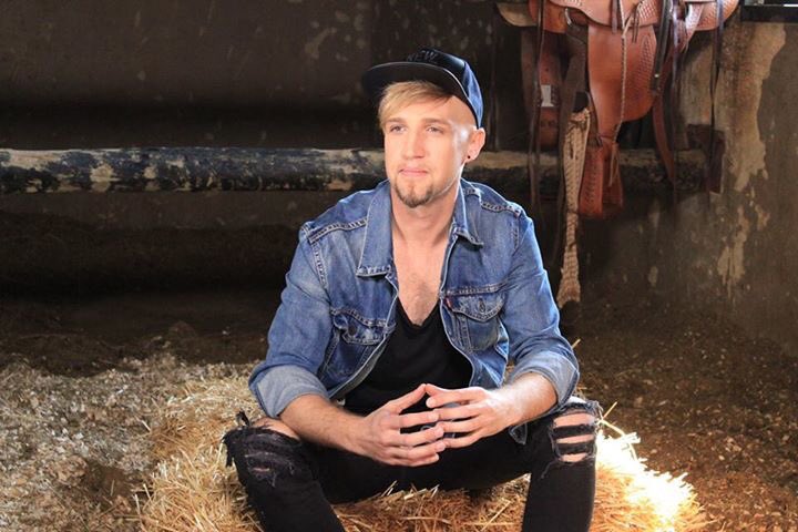 GrootTunes's tweet image. Jy kan nie die kykNET top 20 misloop nie. Hulle maak 'n draai op stel van Joe Foster se musiekvideo vir #Ridder. bit.ly/Hartklank