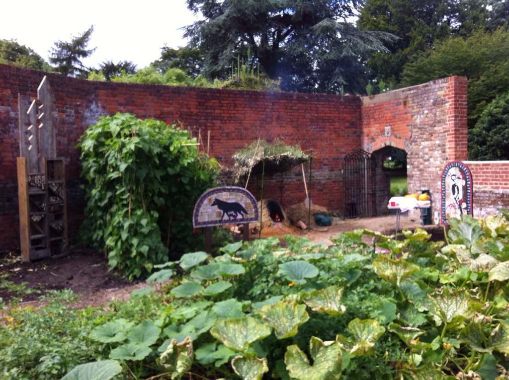 #InsectHotel #Mosaic and #ClayOven with @karen_francesca and @EalingCouncil #YouthJustice in #GunnersburyPark