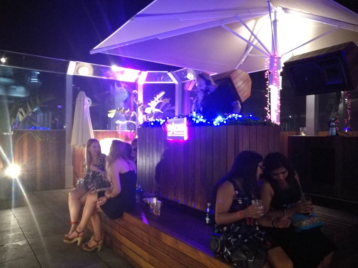 keyk_dj's tweet image. Buen rollo y buen ambiente el el radio rooftop #Madrid #housemusic #viernenoche #santaana @MeliaHotelsInt