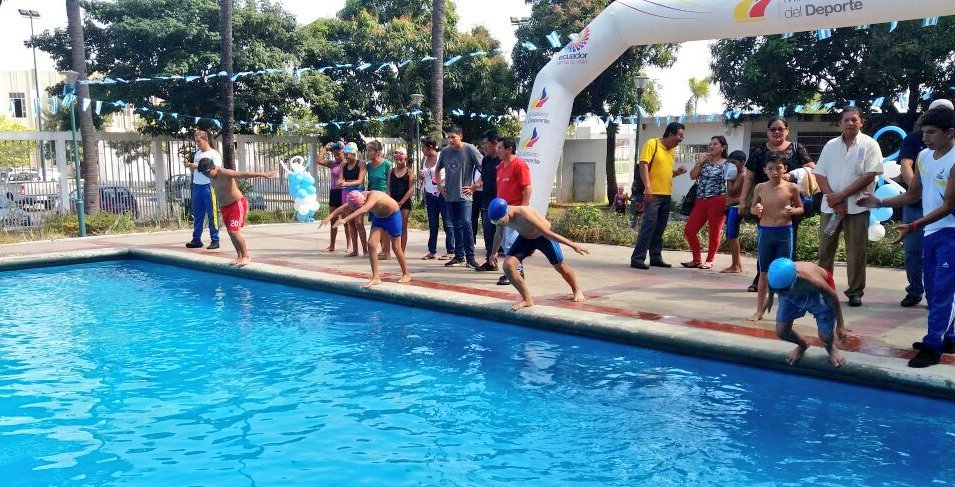 DeporteEc's tweet photo. Niños y adolescentes, beneficiarios del #EcuadorEjercítate, disfrutan de un encuentro de natación, en el Colegio Vicente Rocafuerte. 🏊🇪🇨 https://t.co/8DWRaoH9JB