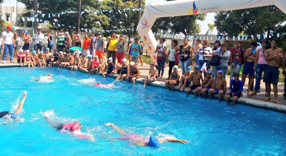 DeporteEc's tweet photo. Niños y adolescentes, beneficiarios del #EcuadorEjercítate, disfrutan de un encuentro de natación, en el Colegio Vicente Rocafuerte. 🏊🇪🇨 https://t.co/8DWRaoH9JB