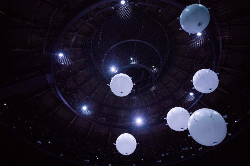 LukasFil's tweet photo. These flying balls @RoundhouseLDN #PlusMinusHuman https://t.co/jw5o716sOG https://t.co/oJTF5azadc