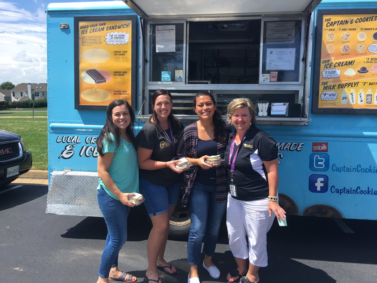 Mrs_Neal_ELL's tweet photo. We enjoyed some yummy ice cream sandwiches @SullyES_LCPS, what a sweet surprise! https://t.co/XUlyLItMLA
