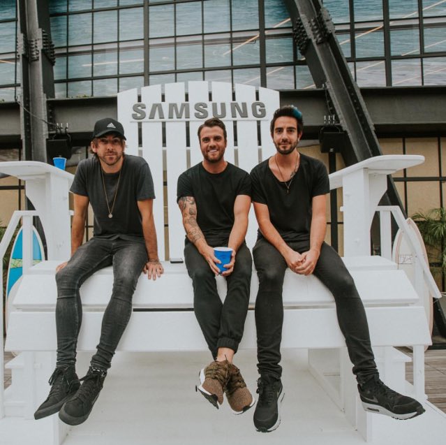 atlrunaways's tweet photo. OMG why are they such good looking guys?!? ...but where is @zackalltimelow https://t.co/av149VhAn0