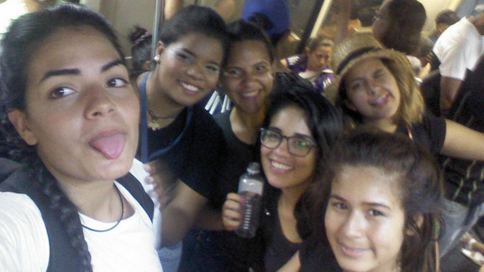 LaPizzita_'s tweet photo. Siempre salimos con algo nuevo en el metro, si no nos ponemos a cantar nos tomamos fotos pero algo hacemos... #Recres https://t.co/Gr34liU5ZB