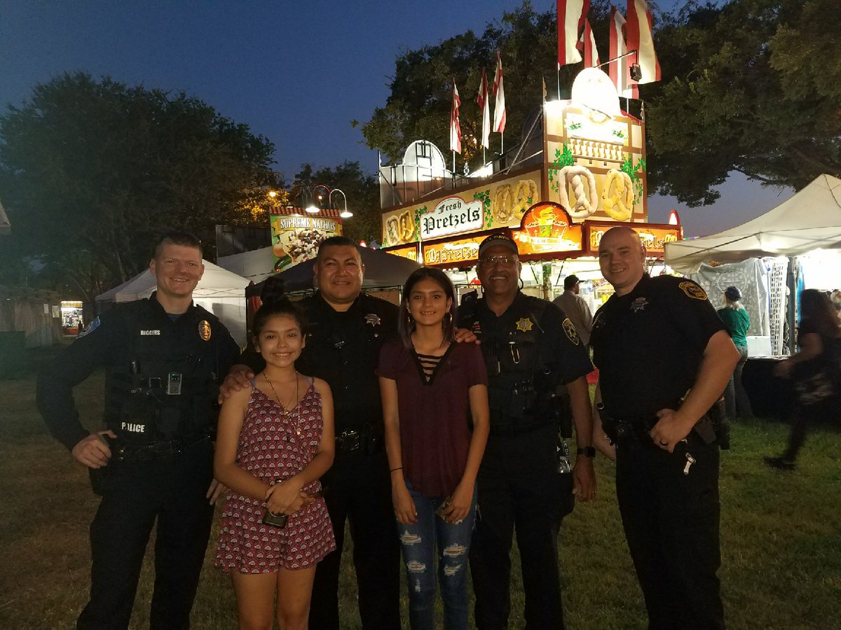 YoloCoSheriff's tweet photo. Always happy to see special members of our extended Sheriff's Office family.
#CaughtHavingFun@YoloFair https://t.co/Irhwroijd2