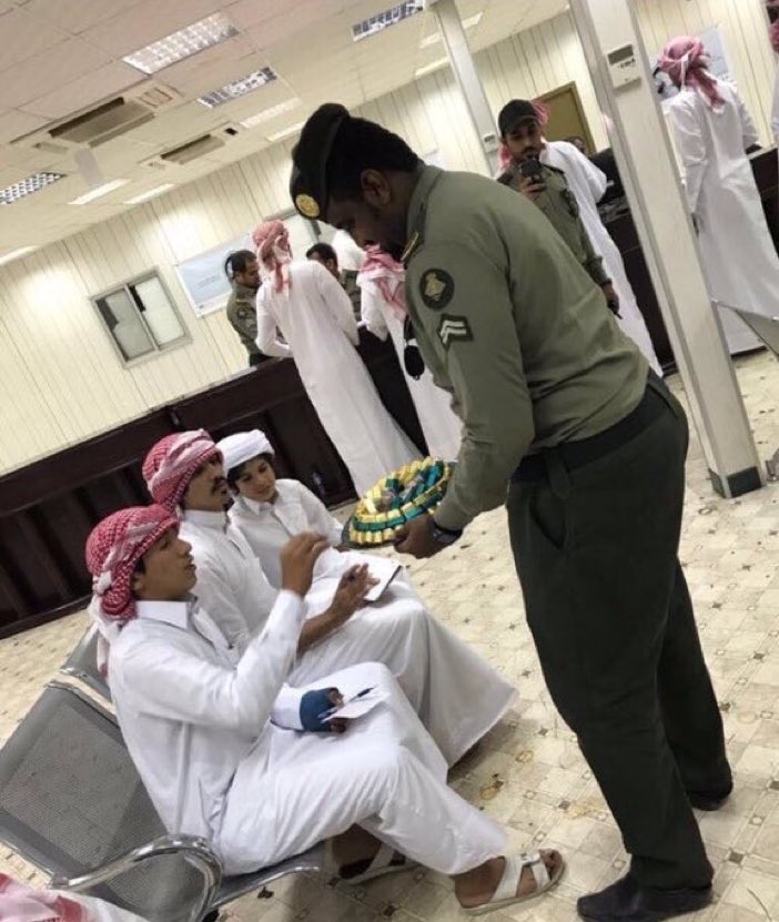 timeline_KSA's tweet photo. 📸#صورة 
حجاج قطر يصلون لأداء مناسك الحج وسط حفارة واستقبال الجهات المختصة.
.
.
#الملك_سلمان_يستضيف_حجاج_قطر 
.
. https://t.co/u1BmbDfac3