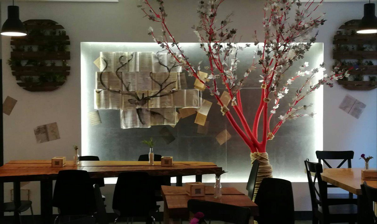 Hemos vuelto de vacaciones y nos encontramos nada menos que ¡Un árbol en el salón! ¡Tenéis que venir a verlo!