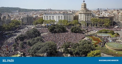 Maitre_Eolas's tweet photo. Plaza de Catalunya, Barcelone, aujourd'hui. Pour ce qui est de terroriser les Espagnols, c'est raté. https://t.co/vCy4RQroaZ