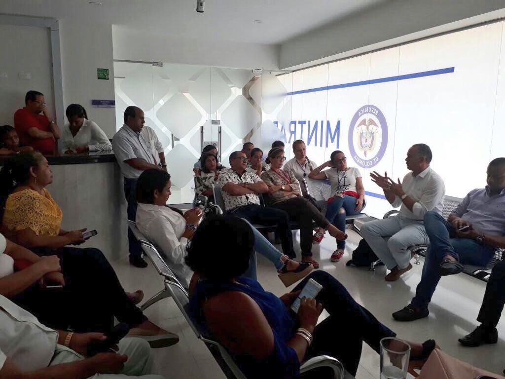 MintrabajoCol's tweet photo. Viceministro de Empleo y Pensiones @FredysSocarrasR visitó la Dirección Territorial de @MintrabajoCol en Valledupar. https://t.co/nXMxUI4yrz