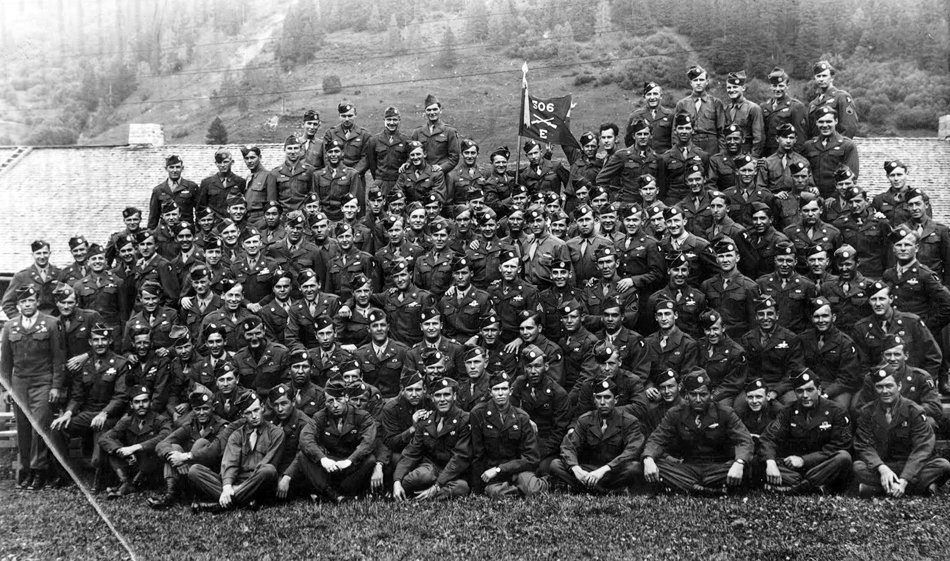 WWIIpix's tweet photo. Group photo of the men from Easy Company, 506th PIR, 101st Airborne Division, shortly after the end of World War II. #WW2 https://t.co/QkhbrZupbw