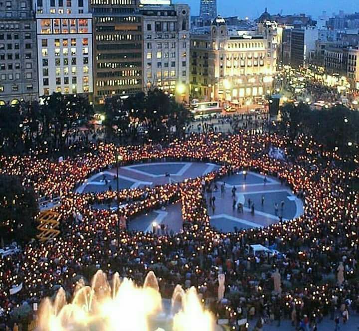Iperbole_'s tweet photo. Mentre in Italia fanno a gara a chi è più sciacallo, a #Barcellona rispondono così.

Pace. L'unica medicina per guarire odio e terrore. https://t.co/qhmWeFbXgI