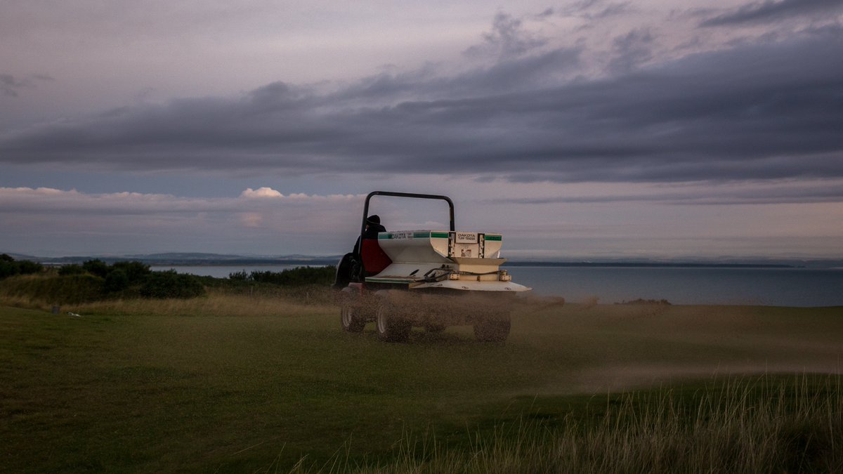 jonwood1978's tweet photo. Great weather for #potseeding and #topdressing as long as you time the ๐ฆ๏ธ#rainshowers #CastleCourse @TheHomeofGolf https://t.co/lw3xR31Ck6