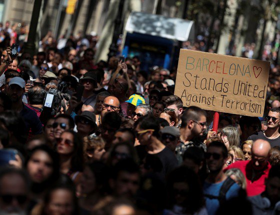 EpocaMundo's tweet image. Dezenas de milhares de catalães se reuniram na Praça da Catalunha, em Barcelona, para homenagem às vítimas do ataque glo.bo/2wa2rZ7