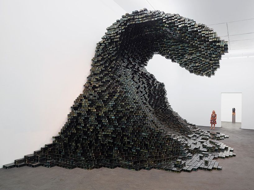 designboom's tweet photo. this monumental wave is made from 10,000 black glass bricks 
https://t.co/D48b1e7jDN https://t.co/SKPm3Pqbmh
