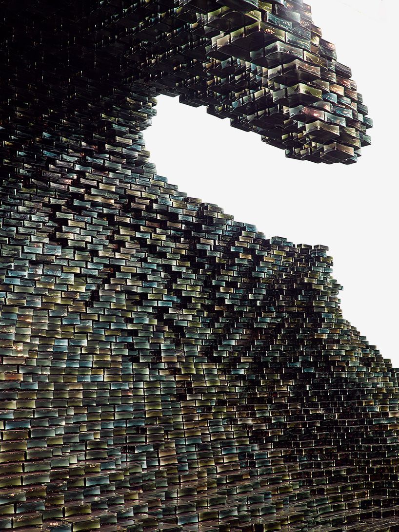 designboom's tweet photo. this monumental wave is made from 10,000 black glass bricks 
https://t.co/D48b1e7jDN https://t.co/SKPm3Pqbmh