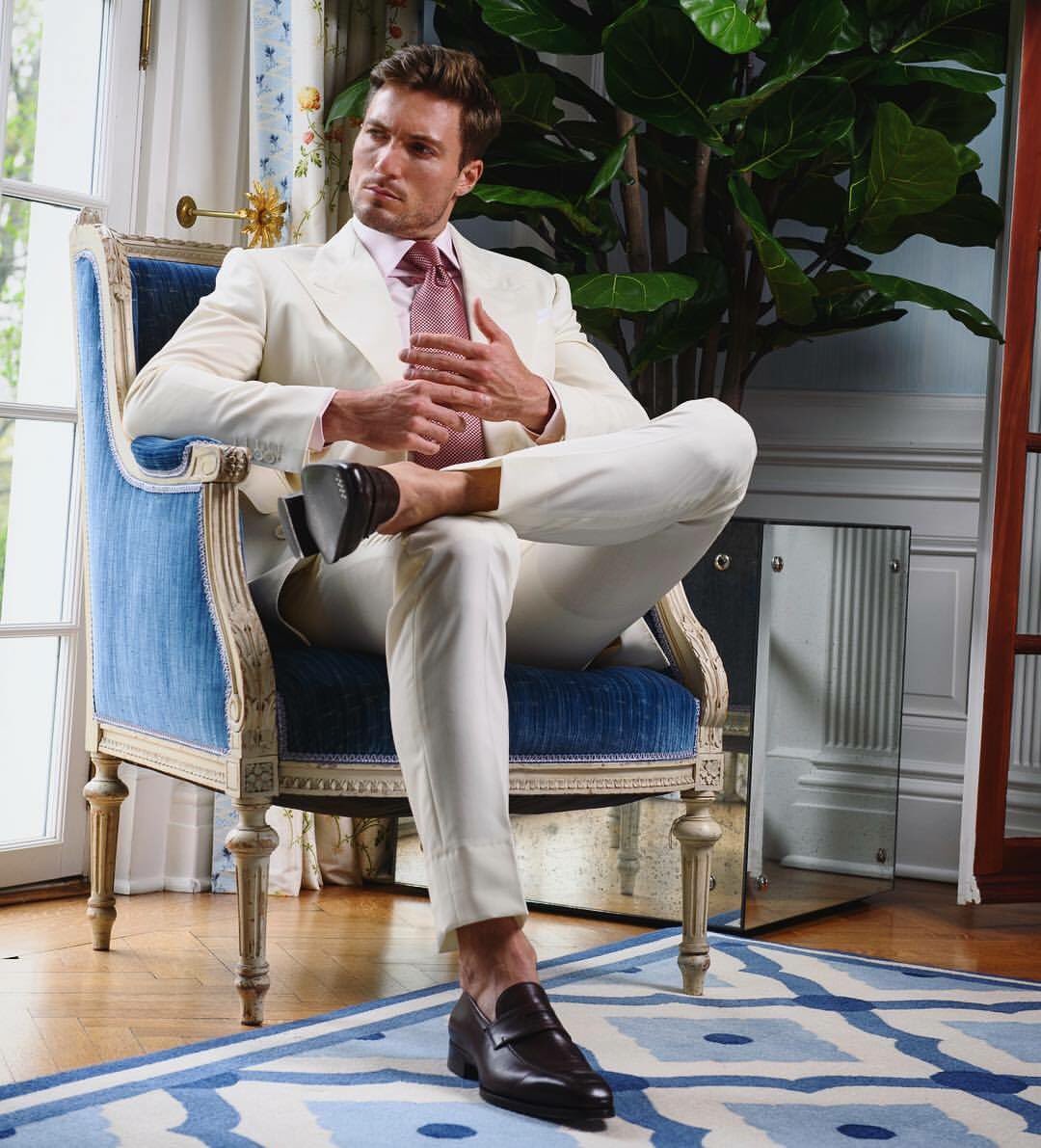 DormeuilUSA's tweet photo. Summer Whites โช๏ธโช๏ธ
#DoubleVision #MichaelAndrewsBespoke #GentlemenWelcome #SummerSuiting @MABespoke #NewYork #sartorial #style #MABMen https://t.co/3XlBXHqARv