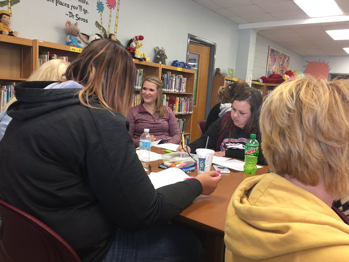 Indee_IC's tweet photo. #learningtogether K-6 staff refresher with reading records #indeepride https://t.co/5ItKaa5fUT