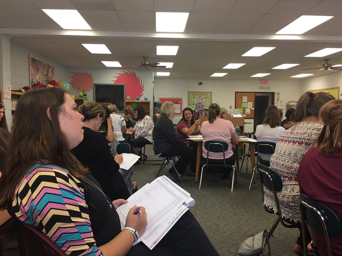 Indee_IC's tweet photo. #learningtogether K-6 staff refresher with reading records #indeepride https://t.co/5ItKaa5fUT