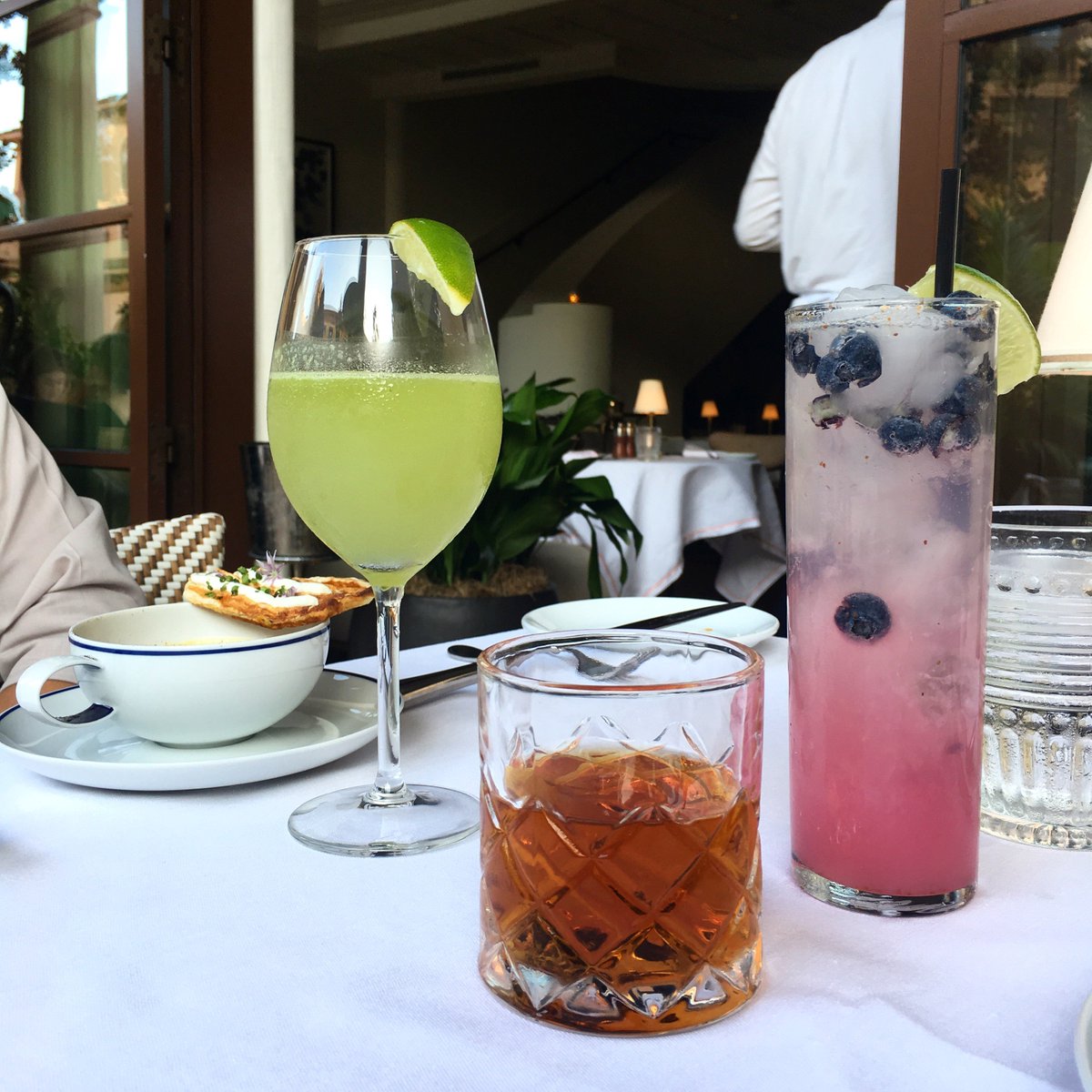 Georgie_BH's tweet photo. It's definitely Fri-YAY! https://t.co/XVYe3EkHEY
#HowToGeorgie #Cocktails #FridayFeeling https://t.co/IE79mnvjjI